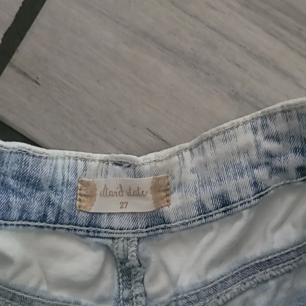 Altar’d State Cloud Wash Distressed Denim Jean Shorts Size 27 - Picture 4 of 8